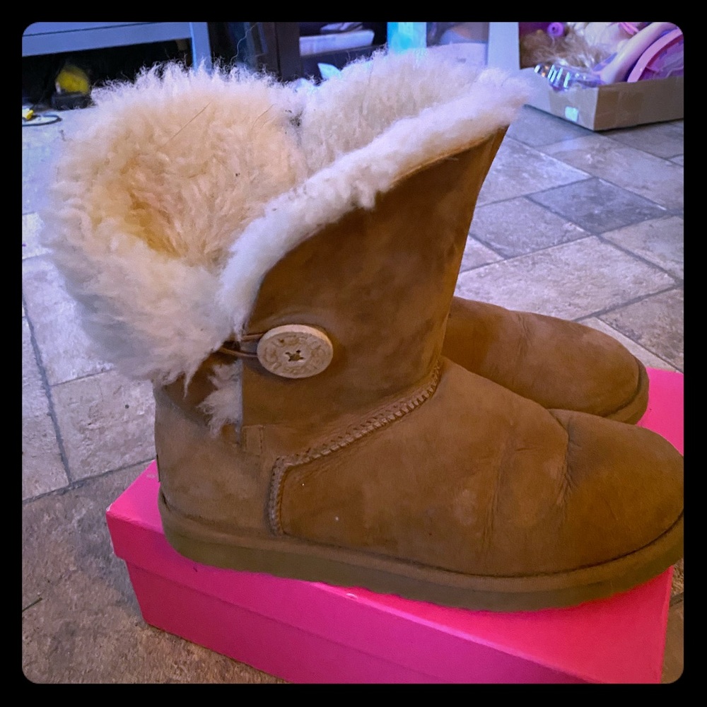 Short Bailey Button UGGS! Great condition